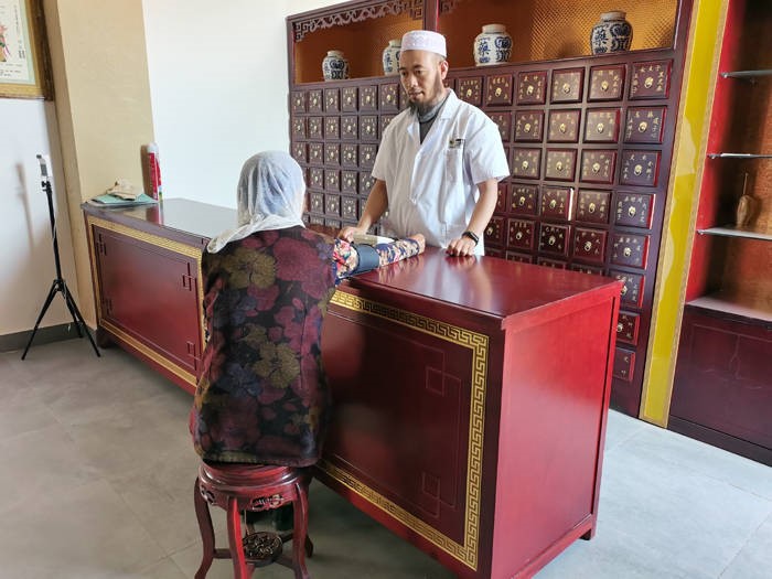 田彦荣正在为村民看诊 田彦荣正在为村民看诊.jpg