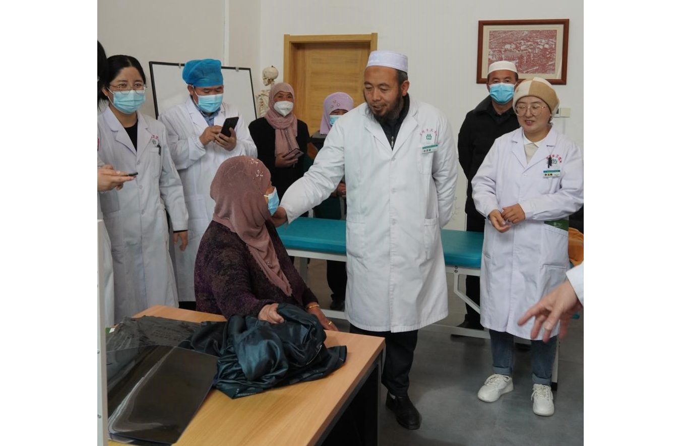 田彦荣为村民普及健康知识 田彦荣为村民普及健康知识.jpg